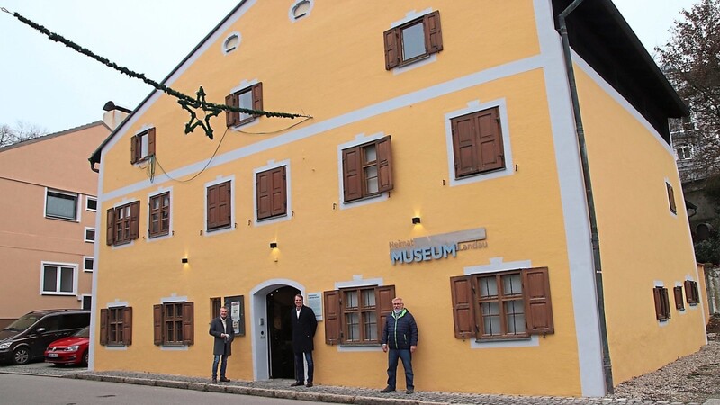 Die Fassade besticht mit makelloser Optik: Förderer-Vorsitzender Dr. Ludwig Husty, Bürgermeister Matthias Kohlmayer und Museumsleiter Klaus Klobe sind froh, dass alle Maßnahmen gut über die Bühne gingen.