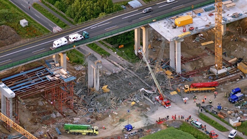 Auf der A7 bei Werneck ist am Mittwoch eine Autobahnbrücke eingestürzt. Ein Arbeiter wurde getötet, elf weitere erlitten schwere Verletzungen.