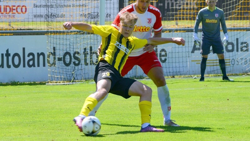 Vilzings Sebastian Niedermayer behauptet den Ball gegen Regensburgs Alexander Sperl.