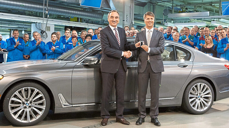 Werkleiter Josef Kerscher (l.) überreichte am Mittwochvormittag in Dingolfing den Schlüssel für den neuen 7er BMW an Vorstandschef Harald Krüger. Das Auto wurde erst am Abend in München der Öffentlichkeit vorgestellt.