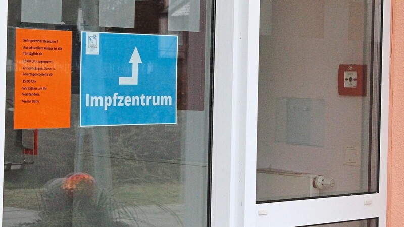 Es gibt sie noch, die Impfzentren im Landkreis Cham. Sowohl im alten Rodinger Krankenhaus als auch in Bad Kötzting sind die Anlaufstellen für Impfwillige weiterhin geöffnet.