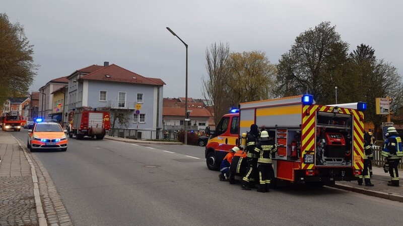 Feuerwehren, Notarzt und BRK-Rettungsdienst wurden am späten Nachmittag zu einem vermuteten Wohnungsbrand in die Bahnhofstraße alarmiert.