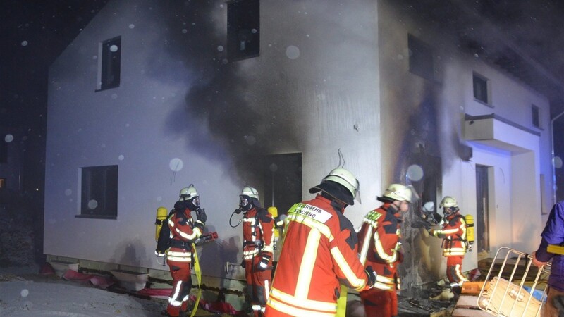 Am Sonntagabend bemerkten Nachbarn den Brand des Fertighauses im Sünchinger Neubaugebiet.