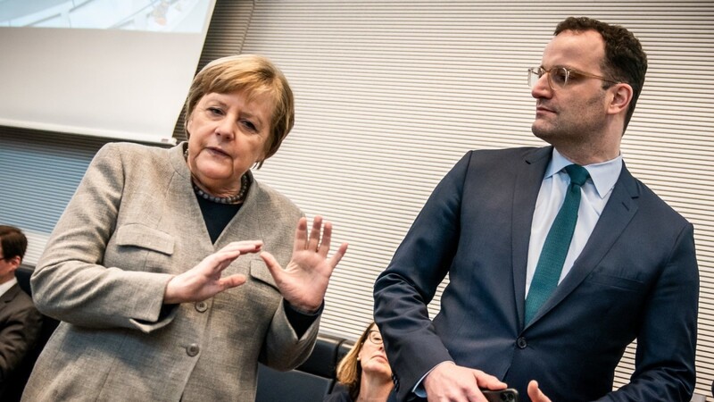 Bundeskanzlerin Angela Merkel (CDU) und Bundesgesundheitsminister Jens Spahn (CDU) sagen: Das Ausmaß der Coronavirus-Epidemie ist ernst.