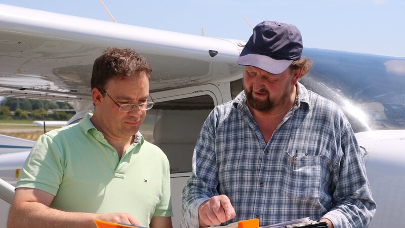Bereiten sich auf ihren Einsatz vor: Flugbeobachter Michael Koch (links) und sein Pilot Martin Kellerer.