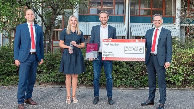Glückwünsche zum Sieg in der Kategorie "Konzept" gab es für Lisa Heinrich und Robert Hilmer von der Easy2Parts GmbH (M.) ebenfalls von Franz Weber (l.) und Direktor Stefan Swihota (r.).