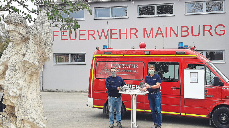Am Platz beim Floriansbrunnen verteilt die Freiwillige Feuerwehr Mainburg am Samstagvormittag kostenlos Mundschutz an die Bevölkerung.