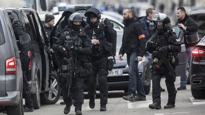 Französische Polizisten bereiten sich auf einen Einsatz im Straßburger Stadtteil Neudorf vor.