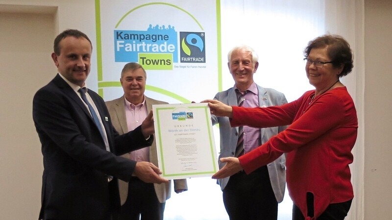 Die Vorsitzende des Sozialausschusses Hildegard Schindler und Bürgermeister Josef Schütz nahmen die Urkunde aus den Händen des Fairtrade-Botschafters Manfred Holz entgegen, sehr zur Freude von Altbürgermeister Anton Rothfischer, der dem Fairtrade-Verein vorsitzt.