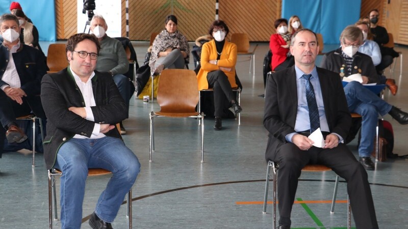 Wirtschaftsminister Hubert Aiwanger (rechts) und der Freie-Wähler-Landtagsabgeordnete Tobias Gotthardt lauschten der Vorstellung mit zunehmendem Interesse.