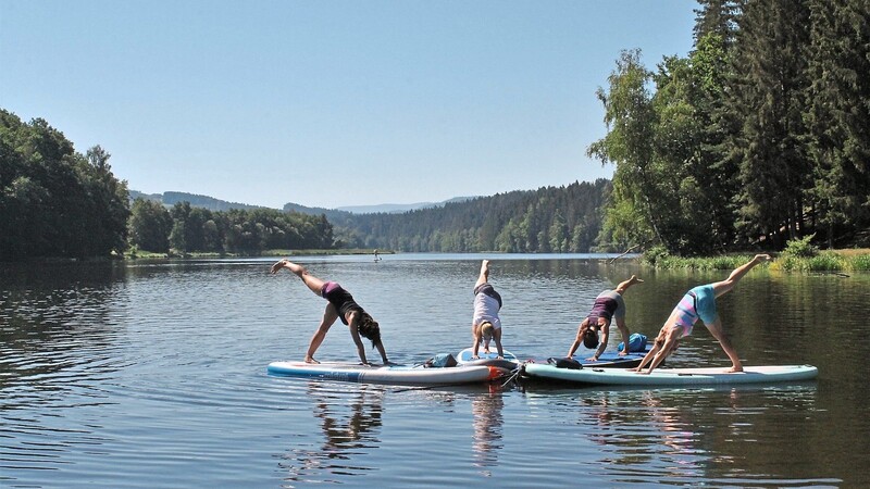Perspektivwechsel am Blaibacher See: Seit letztem Jahr bietet Heidi Nguyen (2. v. r.) Yogakurse auf dem Stand-Up-Board an (hier der sogenannte Hund).