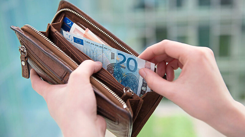 Laut einer Umfrage setzen viele Deutsche bei kleineren Einkäufen bis 20 Euro setzen bevorzugt auf Bargeld.