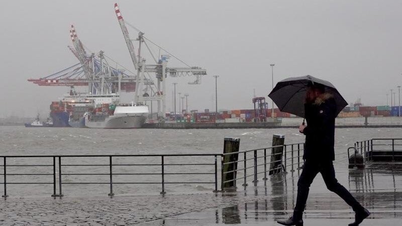 Das Sturmtief Ylenia hat die Hafenstadt Hamburg fest im Griff.