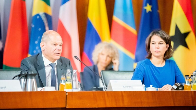Bundeskanzler Olaf Scholz (l.) und Bundesaußenministerin Annalena Baerbock treffen sich im Auswärtigen Amt mit Vertretern aus rund 40 Staaten im Vorfeld der UN-Klimakonferenz COP27.