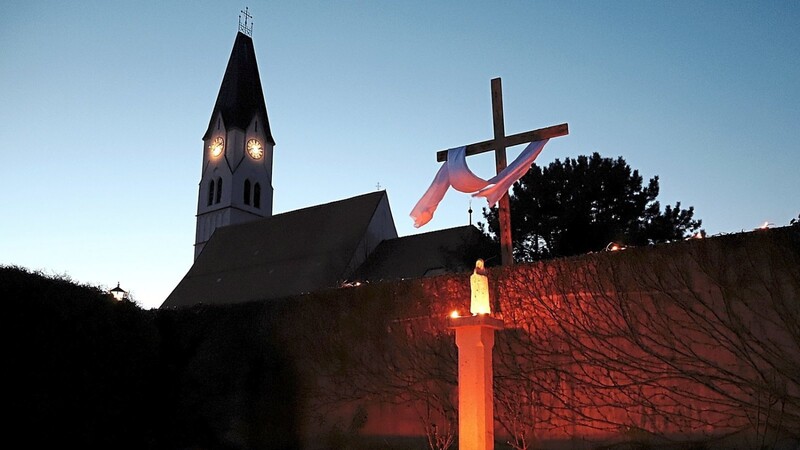 Am Abend des Karfreitags hatte die Pfarreiengemeinschaft Pilsting/Großköllnbach zum großen Kreuzweg in den Pfarrgarten geladen - gestaltet von den katholischen Vereinen.