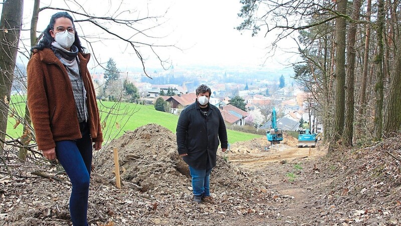 Ingeborg Schwingl und Florian Gruber am Ehrenhain: Hier säumten bis vor wenigen Wochen Bäume und Sträucher einen Fußweg, der das lauschige Plätzchen mit dem angrenzenden Stadtteil verband.