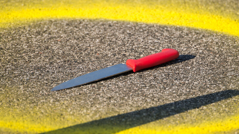 Der 19-jährige Angeklagte stach gezielt mit einem Messer nach einer Beamtin, um flüchten zu können.
