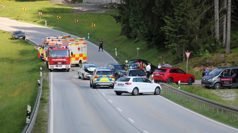 Unfallautos, Rettungswagen und Feuerwehrfahrzeuge waren viele zu sehen am späten Mittwochnachmittag auf der B 85. Zum Beispiel hier, in der Nähe von Arnetsried.