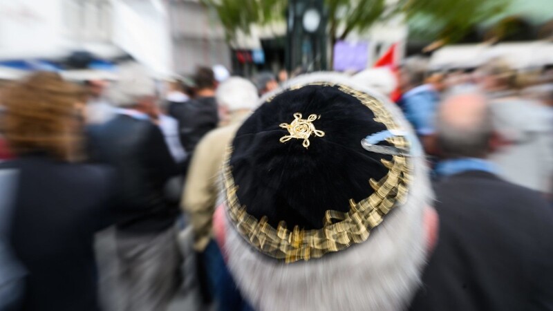 Ein Mann trägt auf einer Kundgebung eines Bündnisses gegen Antisemitismus eine Kippa.