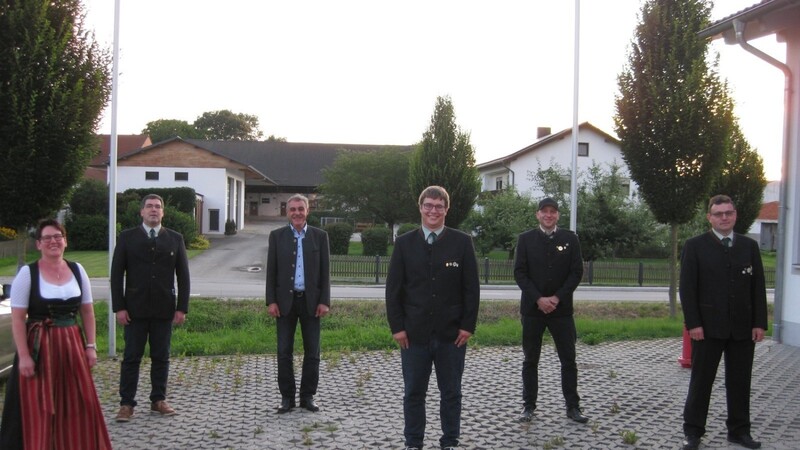 Die neue Vorstandschaft mit (v.l.) Andrea Hofbauer, Christian Huber, Martin Schreiner Johannes Huber und Andreas Siegert mit Bürgermeister Robert Kiermeier (3.v.l.).