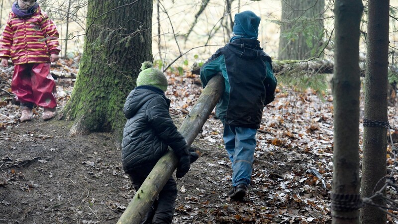 Kinder spielen auf dem Gelände eines Waldkindergartens. Auch in Mirskofen sollte ein Waldkindergarten entstehen. Nun gibt es Probleme bei der Planung