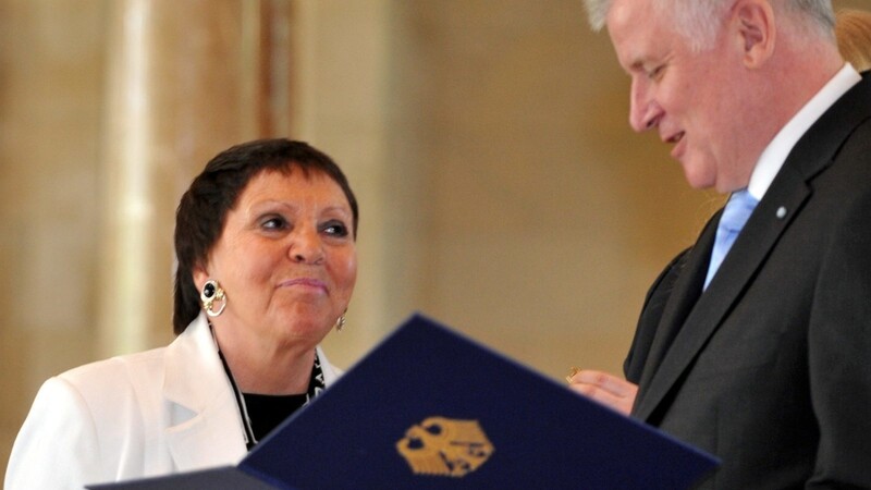 Brigitte Fassbaender wurde 2012 von Horst Seehofer mit dem Bundesverdienstkreuz ausgezeichnet.
