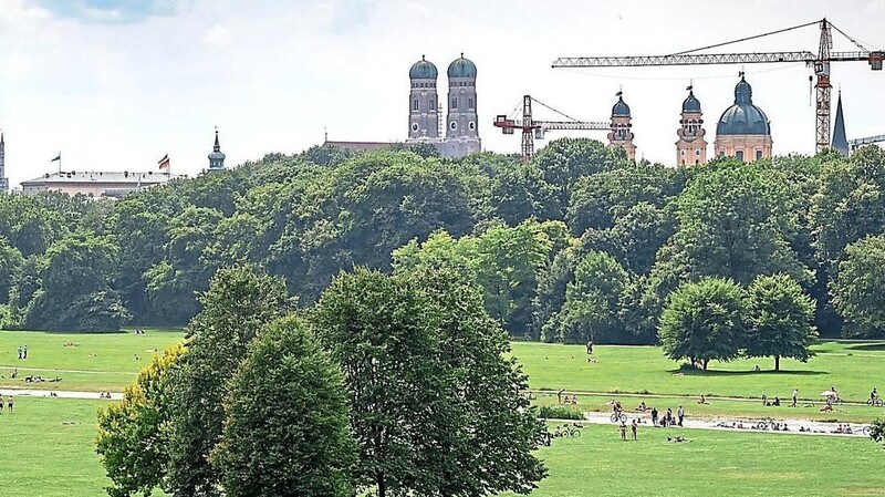 Münchner haben mit dem Englischen Garten eine großzügige Freifläche in der Stadt. Die täuscht aber nicht über rege Bautätigkeit hinweg, wie die Kräne zeigen.