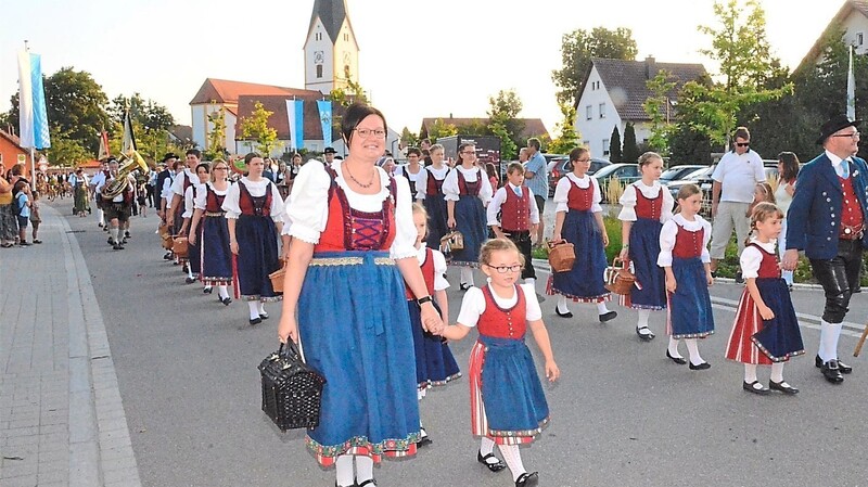Zahlreiche Sünchinger Vereine, wie hier der Trachtenverein, marschieren morgen im Festzug mit.