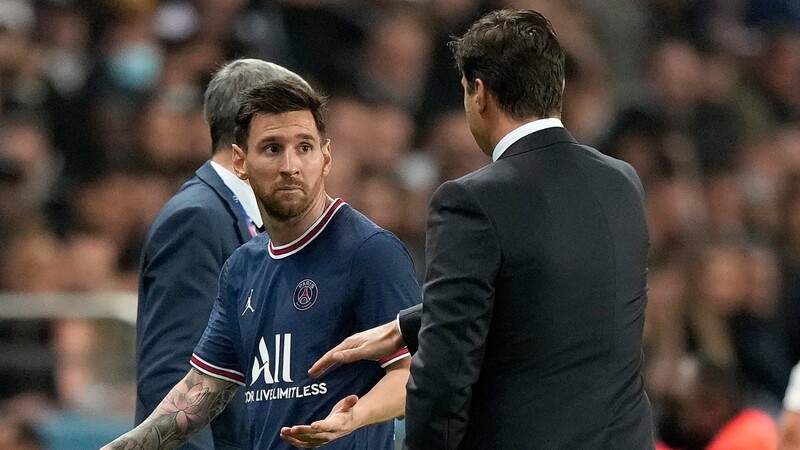 Eine Szene, die für Debatten sorgt: PSG-Trainer Maurizio Pochettino wechselt Lionel Messi beim Spiel gegen Lyon in der 65. Minute aus.