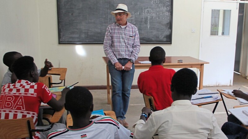 Unterwegs in Afrika, Asien und Südosteuropa: Karl Meyer arbeitet als ehrenamtlicher Senior-Experte und unterrichtet Lehrkräfte. Das Bild ist in Kenia entstanden.