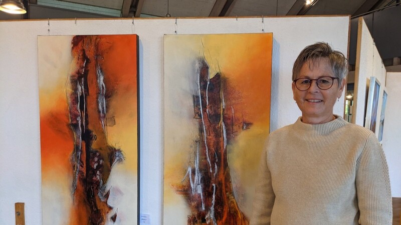 Jutta Kreutzer mit ihren Bildern "Baum 1" und "Baum 2".