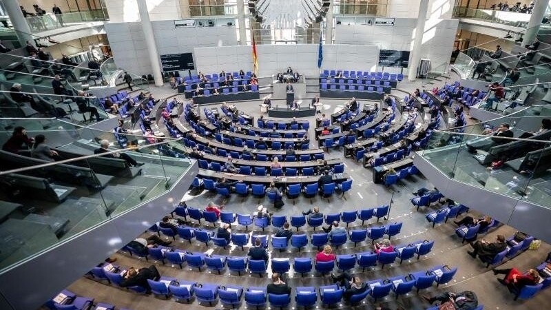 Eine Bundestagsdebatte mit Sicherheitsabstand zwischen den Abgeordneten.