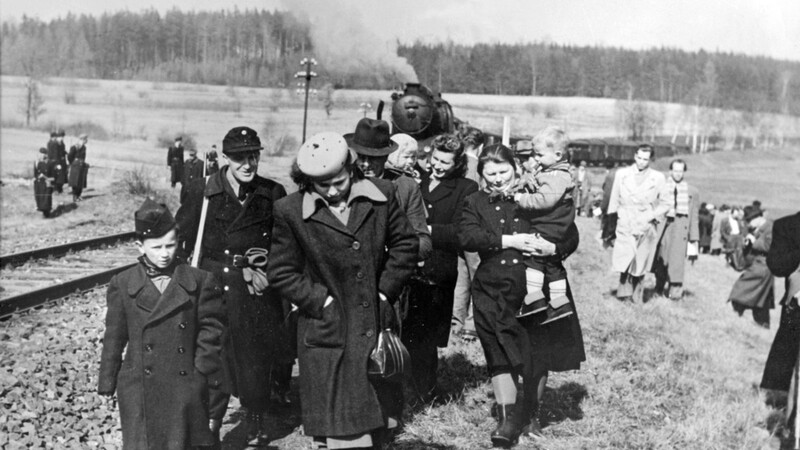 Deutsche Minderheiten lebten bis vor dem Zweiten Weltkrieg in ganz Europa. Hier zu sehen: In der Nachkriegszeit aus der Tschechoslowakei vertriebene Sudetendeutsche bei ihrer Ankunft in der Bundesrepublik Deutschland.