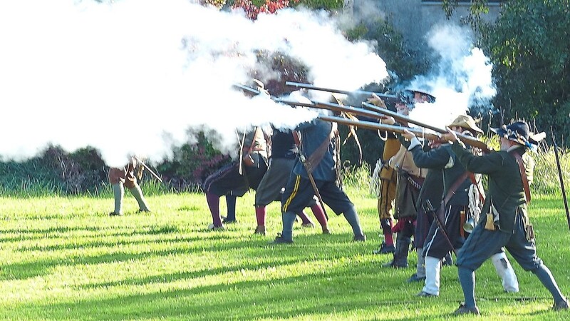 Zwei Musketier-Gruppen zeigten, wie im 30-jährigen Krieg geschossen wurde.