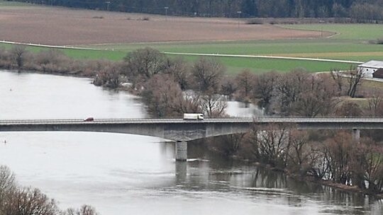 Blick auf die Xaver-Hafner-Brücke vom Bogenberg aus: Weil das Bauwerk nicht nur die Donau, sondern auch das Vorland überspannt, ist es mehr als 600 Meter lang. Die Hermannsdorfer und Ainbracher - Ainbrach ist rechts im Hintergrund zu sehen - hatten schon 1927 hier eine Brücke gefordert.