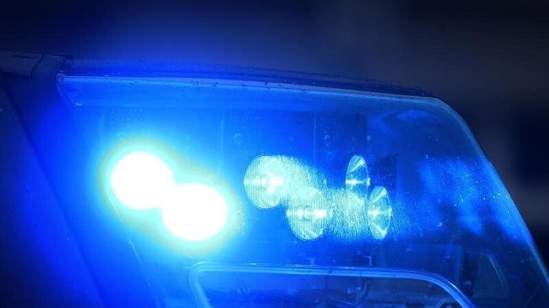 Die Polizei sucht nach einem Unbekannten, der in Obertraubling in der Regensburger Straße ein Band über die Fahrbahn gespannt hat (Symbolbild).