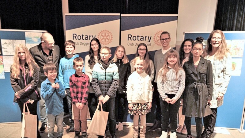 Eine Menge junger Künstler wurde beim Kunstwettbewerb des Rotary-Clubs prämiert.