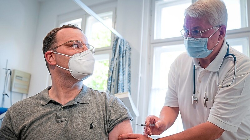 Kurz vor der Pressekonferenz lässt sich Jens Spahn in einer Berliner Praxis gegen die Grippe impfen.