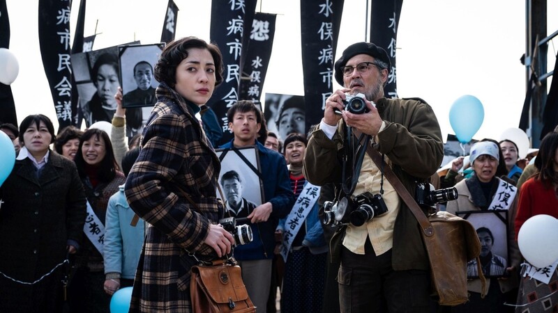 Minami und der US-Fotograf W. Eugene Smith (Johnny Depp, r.) in einer Szene des Films "Minamata".