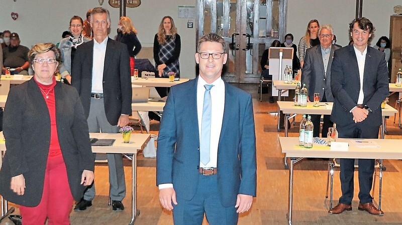 Bürgermeister Helmut Fichtner mit seinen beiden Stellvertretern Hannelore Langwieser und Konrad Pöppel gleich nach der Wahl.