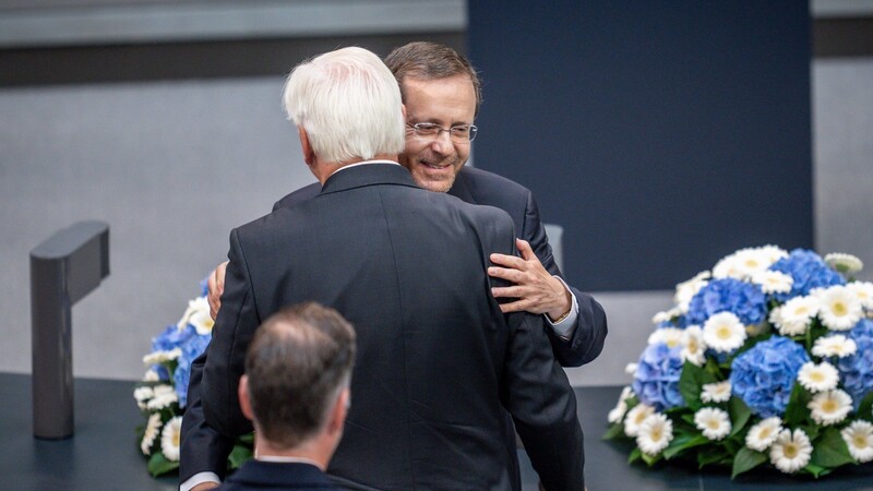 Der israelische Präsident Izchak Herzog (r.) umarmt Bundespräsident Frank-Walter Steinmeier nach seiner Rede vor dem Deutschen Bundestag.