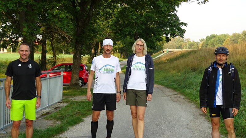 Liefen für einen guten Zweck: Bürgermeister Armin Grassinger mit Armin Wölfl und Stefanie Traugott. Rechts ein Fahrradbegleiter.