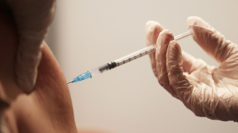 Ab Mitte März soll es eine einrichtungsbezogene Impfpflicht gegen Covid-19 geben. Auch eine allgemeine Impfpflicht ist geplant.