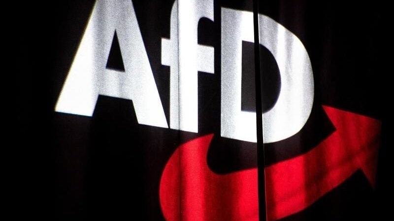 Bislang unbekannte Täter haben das Wahlkreisbüro der AfD in Straubing mit Beleidigungen beschmiert. (Symbolbild)