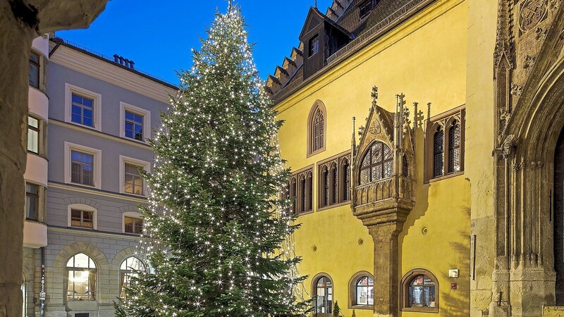 Trotz neuer Energiespar-Verordnungen soll es auch dieses Jahr den traditionellen Christbaum am Alten Rathaus geben. Genauso wird auch die Weihnachtsbeleuchtung in den Straßen der Altstadt wohl nicht fehlen.
