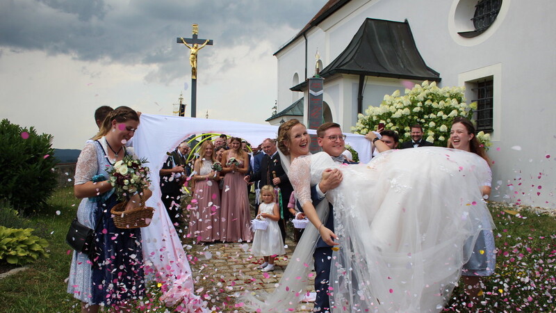 Das Brautpaar wurde von Konfetti-Regen und Spalier begrüßt.
