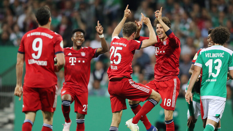Tanzeinlage beim FC Bayern: Thomas Müller (Mi.) und Leon Goretzka.