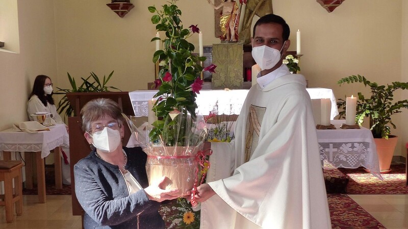 Mesnerin und Pfarrgemeinderatsmitglied Edeltraud Freide überreichte Pater Mejo stellvertretend ein Blumengeschenk sowie eine Geldspende für die indische Heimatpfarrei.
