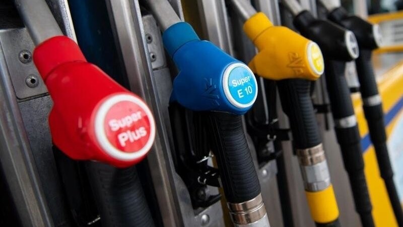 Laut der aktuellen ADAC-Auswertung verharrte der Benzinpreis im Mai auf niedrigem Niveau. Der Dieselpreis sank dagegen um 3,2 Cent. (Symbolbild)