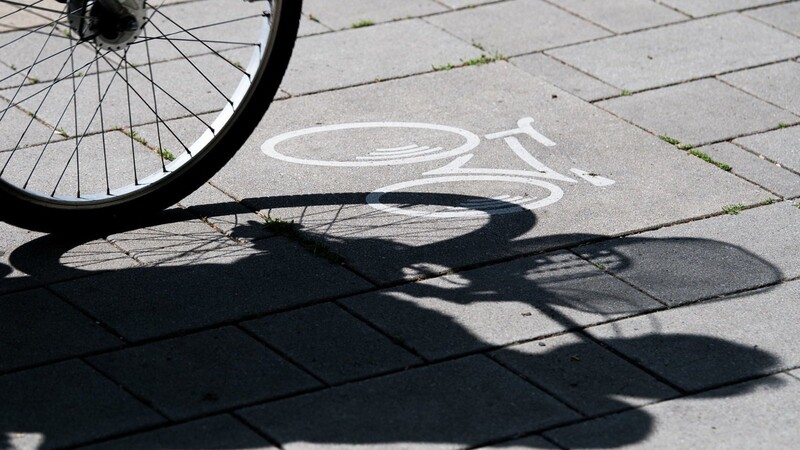 Eine Radfahrerin ist in Straubing wegen eines über die Straße gespannten Seils schlimm gestürzt.